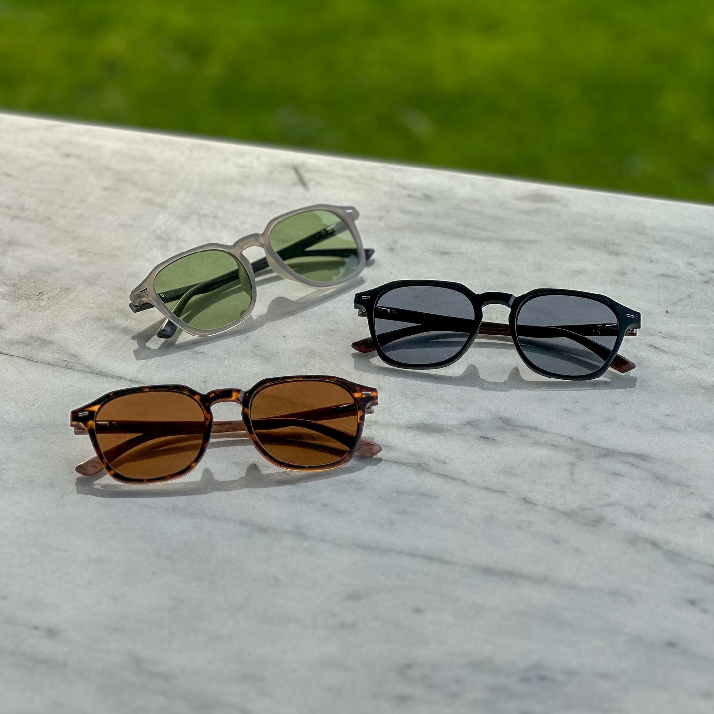 Shadeclub Aero zonnebrillen op luxe marmeren tafel – design zonnebrillen voor zomer 2025
