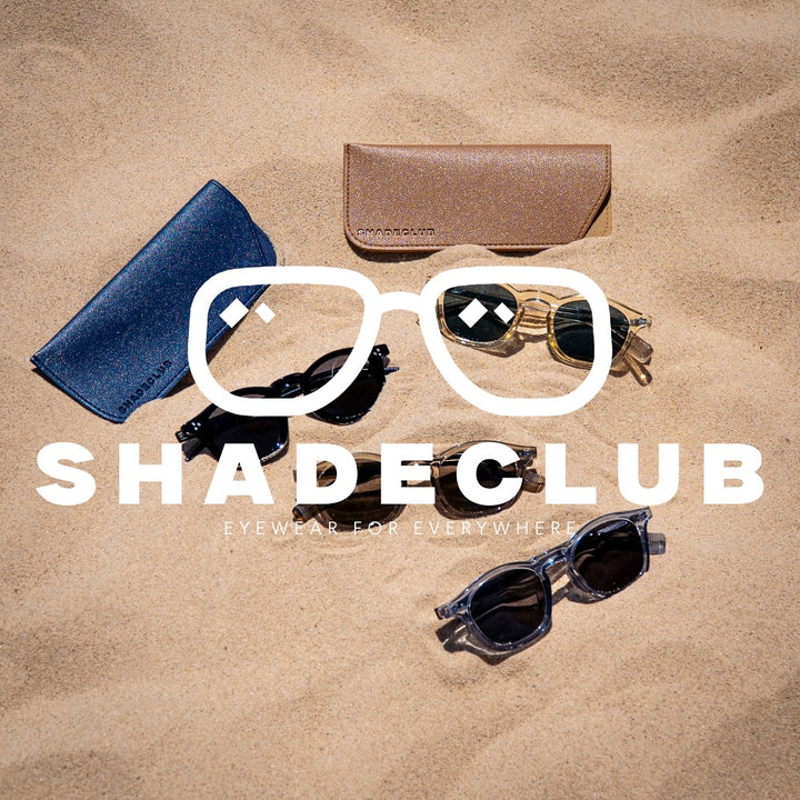 COLLIN zonnebrillen met vouwhoes in het zand, foto van Instagram @shadeclubsocial