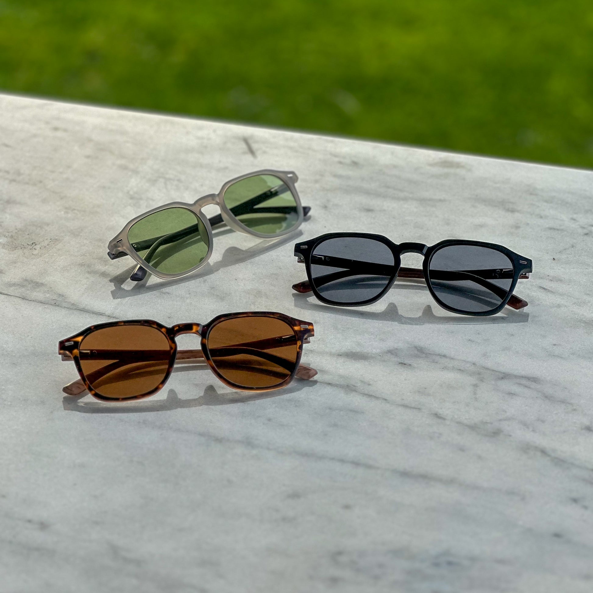 Shadeclub Aero zonnebrillen op luxe marmeren tafel – design zonnebrillen voor zomer 2025